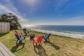 Terrace/patio - Tranquil Edge Retreat - Truly Oceanfront Hot Tub (Lincoln City)