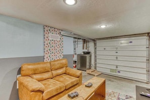 TV, video games, DVD player, offices - Tranquil Edge Retreat - Truly Oceanfront Hot Tub (Lincoln City)