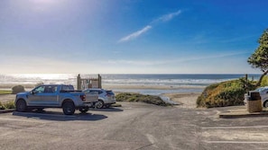On the beach - Tranquil Edge Retreat - Truly Oceanfront Hot Tub (Lincoln City)