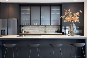 Frigorífico, horno, placa de cocina y lavavajillas