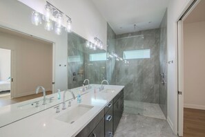 Douche, sèche-cheveux, serviettes fournies