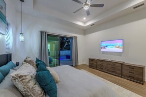 4 bedrooms, desk, iron/ironing board, travel cot - New Home - Close to Beach - Huge Pool and Spa (Naples)