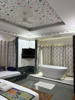 Premium Studio Suite, Accessible Bathtub, Lake View | Desk, laptop workspace, soundproofing, free WiFi - Hide-in Udaipur (Udaipur)