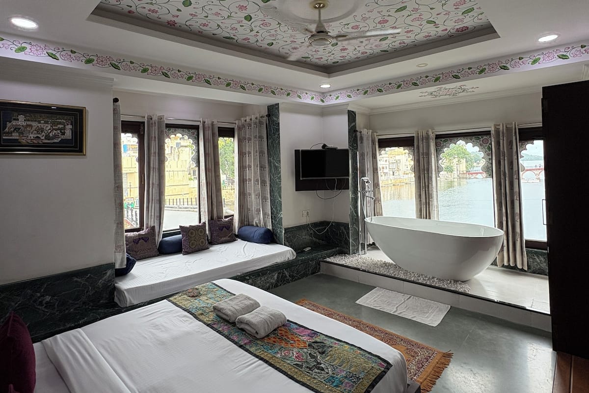 Premium Studio Suite, Accessible Bathtub, Lake View | Desk, laptop workspace, soundproofing, WiFi (free)
