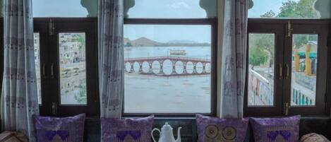 尊荣套房, 湖景 | 办公桌、笔记本电脑工作区、隔音、免费 WiFi