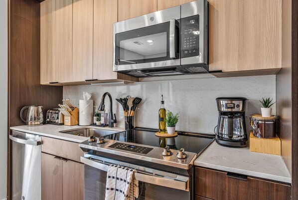 Fridge, microwave, oven, stovetop
