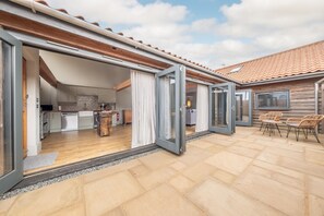 Outdoor dining - The Cabin, Brancaster Staithe, Norfolk (Brancaster Staithe)