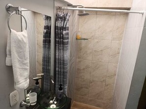 Quadrupla Comfort, balcone | Bagno | Doccia, asciugamani, sapone, carta igienica