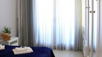 Apartamento conforto, sacada, vista para a cidade | 1 quarto, ferros/tábuas de passar roupa, Wi-Fi de cortesia