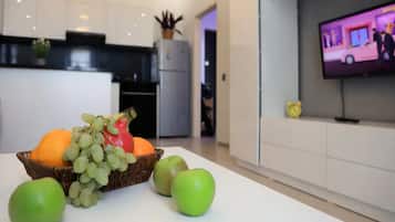 Apartamento conforto, sacada, vista para a cidade | Área de estar