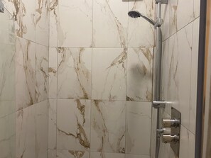 Apartment | Bilik Mandi | Pancuran mandi, tuala disediakan 