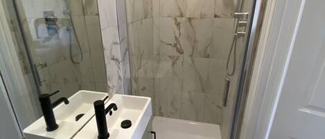 Appartement | Salle de bain | Douche, serviettes fournies