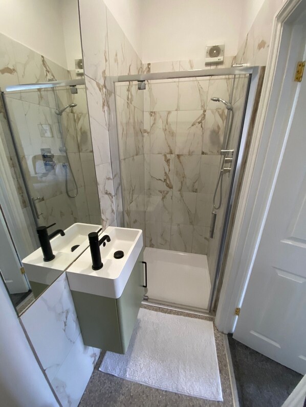 Apartment | Bathroom | Shower, towels