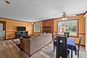 Living area - Charming 3-bedroom house in welcoming New Bern with WiFi, AC (New Bern)