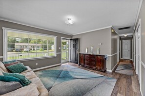 Living area - Charming 3-bedroom house in welcoming New Bern with WiFi, AC (New Bern)