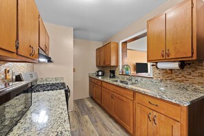 Private kitchen - Charming 3-bedroom house in welcoming New Bern with WiFi, AC (New Bern)