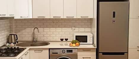Departamento superior, balcón, vista a la ciudad | Cocina privada | Tetera eléctrica