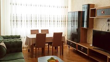 Apartamento superior, balcón, vistas a la ciudad | 1 dormitorio, sistema de insonorización, tabla de planchar con plancha
