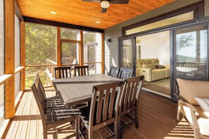 屋外ダイニングエリア