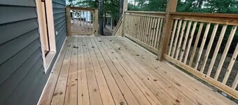 Calming 1-bedroom yellow door house close to lake with Wi-Fi, AC