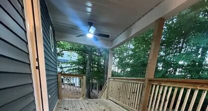 Calming 1-bedroom yellow door house close to lake with Wi-Fi, AC