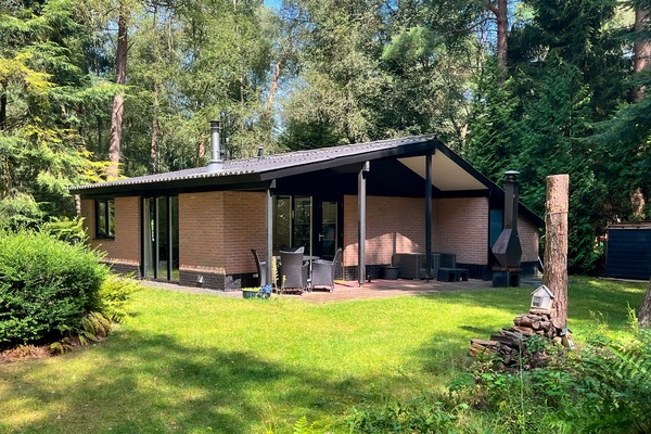 Voorkant met veranda en zicht op de tuin.