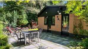 Outdoor dining - Enjoy nature and tranquility at Bosbungalow Oosterhaard (Giethmen)