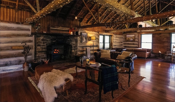 Lounge - Wilder Tasmania (Gowrie Park)