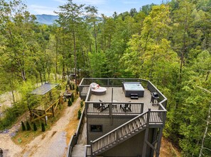 Terrace/patio - Stargazing Treehouse - Hot Tub 35 feet in the air! (Sevierville)