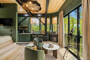 1 bedroom, iron/ironing board, Internet, bed sheets - Stargazing Treehouse - Hot Tub 35 feet in the air! (Sevierville)