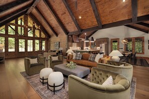 Smart-tv, eldstad, tv-spel och kontor