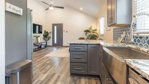 Coffee/tea maker, fridge, microwave, oven - The Good Vibes Cottage (Nashville)