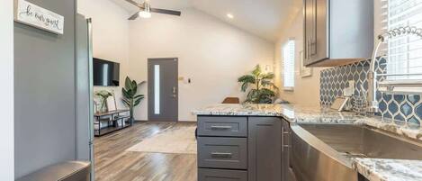 Kjøleskap, mikrobølgeovn, ovn og kokeplater