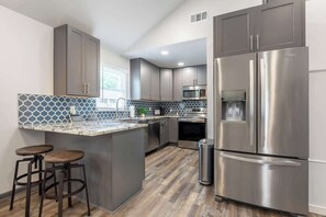 Kjøleskap, mikrobølgeovn, ovn og kokeplater