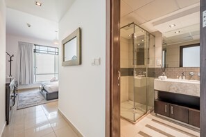 2 bedrooms, in-room safe, iron/ironing board, free WiFi