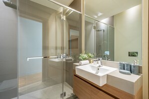 Ducha, artículos de higiene personal gratuitos y secador de pelo