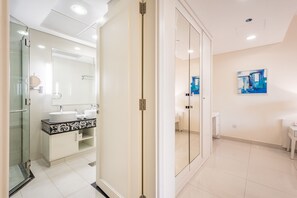 Hårføner, håndklær, såpe og sjampo