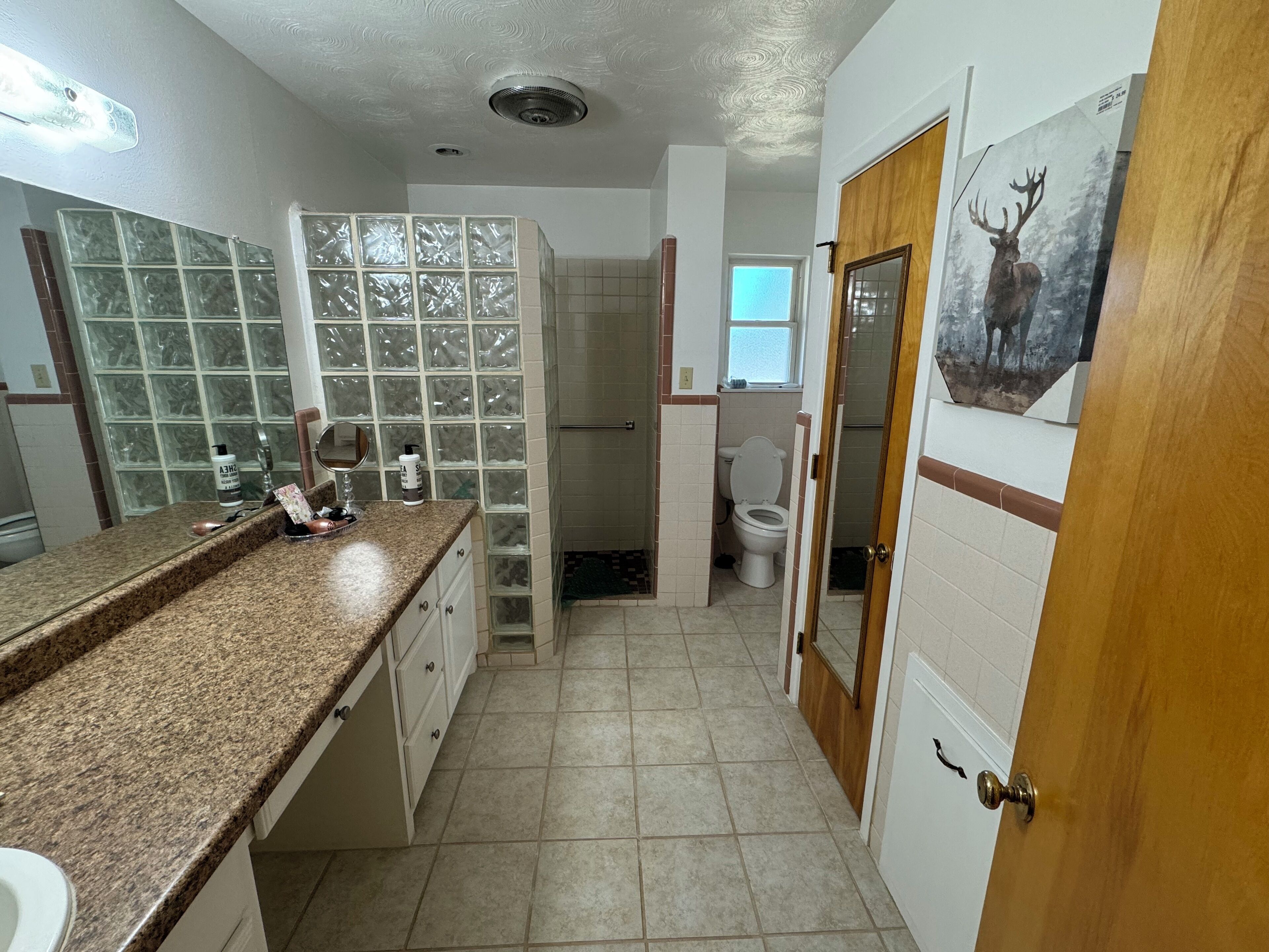 Dusj, hårføner, håndklær og såpe