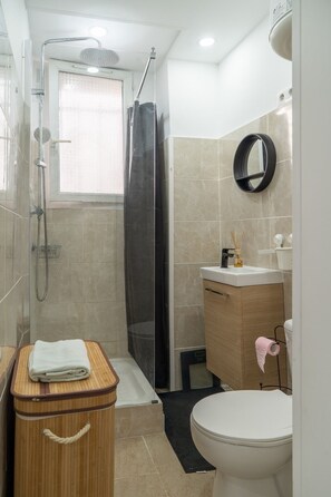 SĂšche-cheveux, serviettes fournies, savon, papier toilette