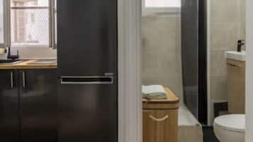 Een haardroger, handdoeken, zeep, toiletpapier