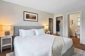 2 bedrooms, iron/ironing board, travel cot, free WiFi - Downtown Tofino Bungalow-Tonquin,Restaurants,Tours (Tofino)