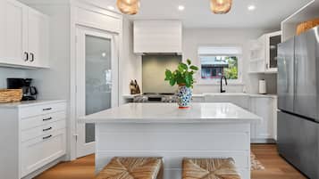 Réfrigérateur, four à micro-ondes, un four, surface de cuisson