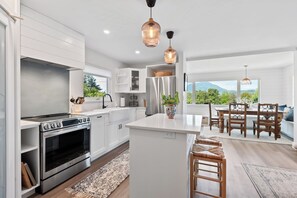 Refrigerador, microondas, horno, placa de cocina