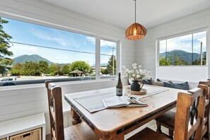 Dining - Downtown Tofino Bungalow-Tonquin,Restaurants,Tours (Tofino)