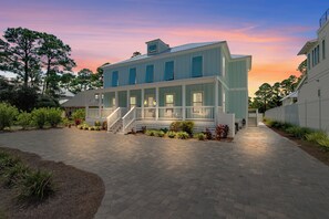 Exterior - Large Saltwater Pool, South of 30A, Gas Fire Table, Gourmet Kitchen, Luxury (Santa Rosa Beach)
