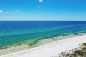 En strand med krystalklart turkis vand og en hvid sandstrand.