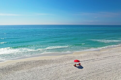 Coastal Luxury! Community Pool, Near Beach Access, Great Location!!