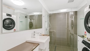 Shower, hair dryer - By The C - Coolangatta Beachside - Min. 3 Night Stays! (Coolangatta)