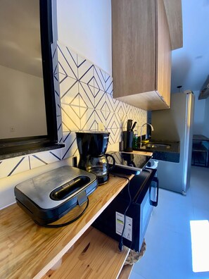 Family Apartment | Private kitchen | Fridge, microwave, stovetop, cookware/dishes/utensils - Flat 10 Residencial Praça 19 by La Playa (Ipojuca)