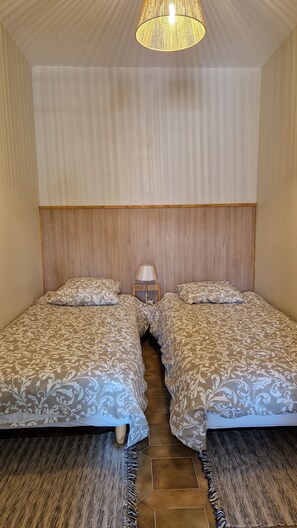 2 bedrooms, iron/ironing board, travel cot, free WiFi